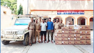 Ballia Police Crackdown: बलिया पुलिस का बड़ा एक्शन, बोलेरो पिकअप से 3.25 लाख की अंग्रेजी शराब जब्त, 2 तस्कर गिरफ्तार Ballia Police liquor seizure Bairiya station arrested smugglers