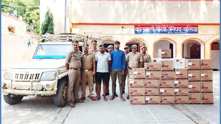 Ballia Police Crackdown: बलिया पुलिस का बड़ा एक्शन, बोलेरो पिकअप से 3.25 लाख की अंग्रेजी शराब जब्त, 2 तस्कर गिरफ्तार Ballia Police liquor seizure Bairiya station arrested smugglers
