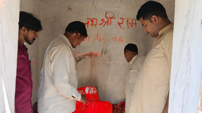 Barabanki Temple Incident: रामनगर में हनुमान मंदिर की प्रतिमा खंडित, ग्रामीणों में भारी आक्रोश, नई मूर्ति स्थापना की उठी मांग Barabanki News