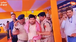 मऊ में पुलिस से भिड़ गए पूर्व विधायक सुधाकर सिंह के बेटे सुजीत, सपा सांसद राजीव राय ने भी दे डाली 'वर्दी उतरवाने' की धमकी massive uproar erupted during the train inauguration