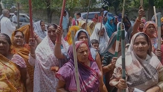 Amethi Electricity Crisis: अमेठी में बिजली व्यवस्था पर महिलाओं का हल्ला बोल, कहा - विद्युत कटौती तुरंत बंद की जाए व रोस्टर के अनुसार दी जाए आपूर्ति Amethi Power Cut Protest