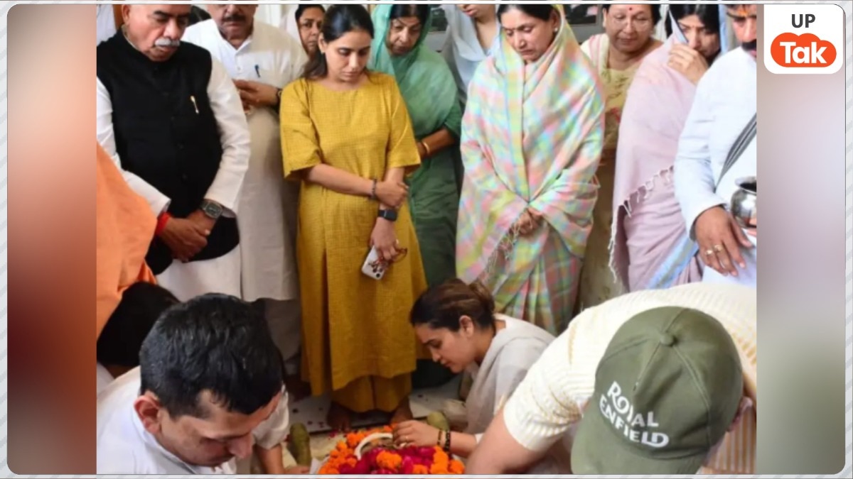 आखिरी बार जब पति प्रतीक यादव को निहार रही थीं अपर्णा तब पीछे खड़ीं डिंपल के नहीं रुक रहे थे आंसू