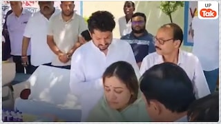 गंगा में विलीन हुए प्रतीक... अस्थि विसर्जन के दौरान फूट-फूट कर रोई अपर्णा, सांत्वना देने पहुंचे बाबा रामदेव Pratik Yadav, Aparna Yadav, Haridwar News, Ganga Asthi Visarjan, Mulayam Singh Yadav Family, Baba Ramdev, Uttar Pradesh News, Political News India