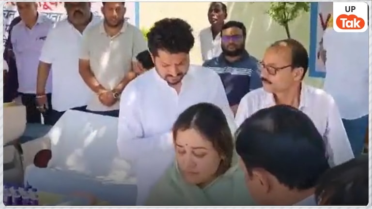 गंगा में विलीन हुए प्रतीक... अस्थि विसर्जन के दौरान फूट-फूट कर रोई अपर्णा, सांत्वना देने पहुंचे बाबा रामदेव Pratik Yadav, Aparna Yadav, Haridwar News, Ganga Asthi Visarjan, Mulayam Singh Yadav Family, Baba Ramdev, Uttar Pradesh News, Political News India