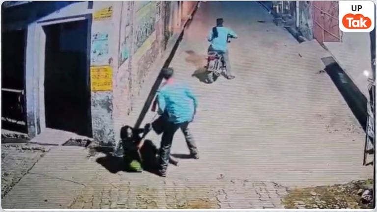 बच्चे की दवा के लिए एटा की अनीता चौहान बदमाशों से गजब भिड़ीं फिर ये सब हुआ Etah News, Anita Chauhan, UP Crime News, Uttar Pradesh Police, Woman Bravery, Robbery Attempt, Police Encounter, Viral CCTV Video