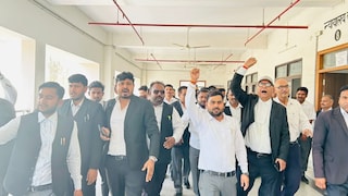 Lawyers’ Protest: लाठीचार्ज और चेंबर तोड़फोड़ से भड़के अधिवक्ता, रायबरेली में कामकाज ठप कर सड़कों पर किया प्रदर्शन Lawyer's Protest News
