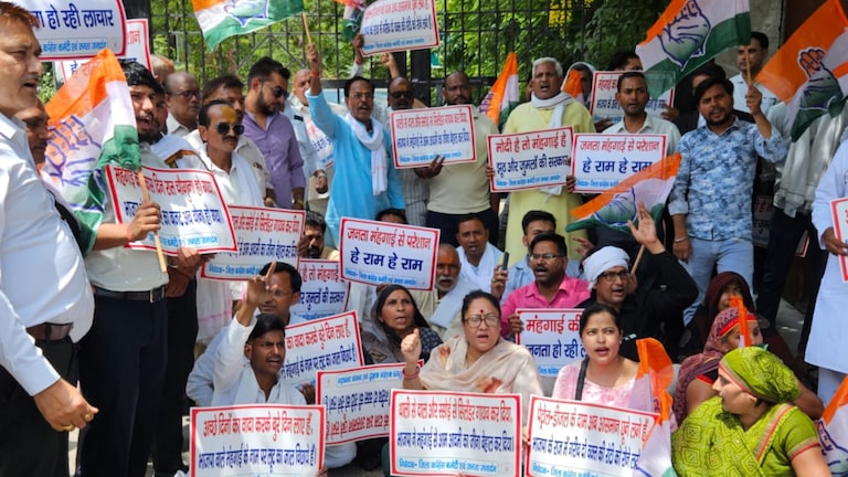 Mathura Fuel Protest: मथुरा में महंगाई के खिलाफ कांग्रेस का जोरदार हल्लाबोल, पेट्रोल-डीजल और गैस कीमतों पर केंद्र सरकार को घेरा Mathura Protest on Fuel