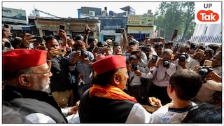 अखिलेश यादव चल दिए हैं 'सॉफ्ट हिंदुत्व' की राह पर! सपा चीफ बड़े मंगल पर भगवा गमछा ओढ़े भंडारा बांटते नजर आए UP Political News