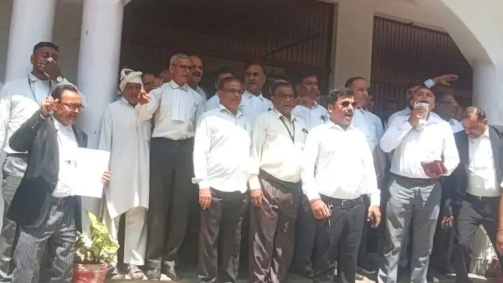 Mathura Protest: मथुरा में अधिवक्ताओं का जोरदार प्रदर्शन, लाठीचार्ज और बुलडोजर की कार्रवाई के खिलाफ सौंपा ज्ञापन