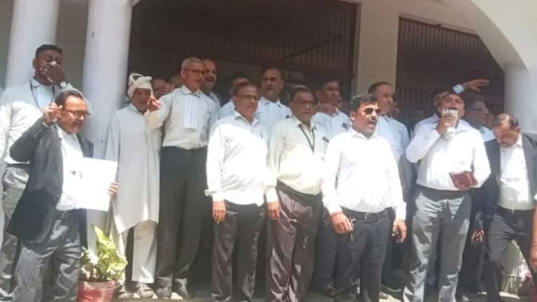 Mathura Protest: मथुरा में अधिवक्ताओं का जोरदार प्रदर्शन, लाठीचार्ज और बुलडोजर की कार्रवाई के खिलाफ सौंपा ज्ञापन Mathura Lawyers Protest