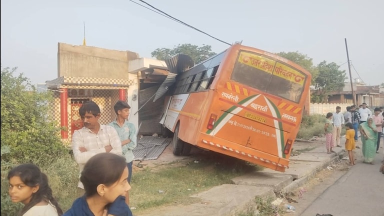 RaeBareli News: रायबरेली सड़क हादसा ड्राइवर की लापरवाही पड़ी भारी, गुटखा थूकने के चक्कर में दुकान में घुसी तेज रफ्तार रोडवेज बस RaeBareli Accident News