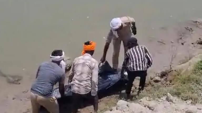 Crocodile Attack Gonda: सरयू नदी में मगरमच्छ का कहर, हाथ धोते समय युवक को खींचकर ले गया मगरमच्छ, 8 किमी दूर बरामद हुआ शव Crocodile Caught In Gonda