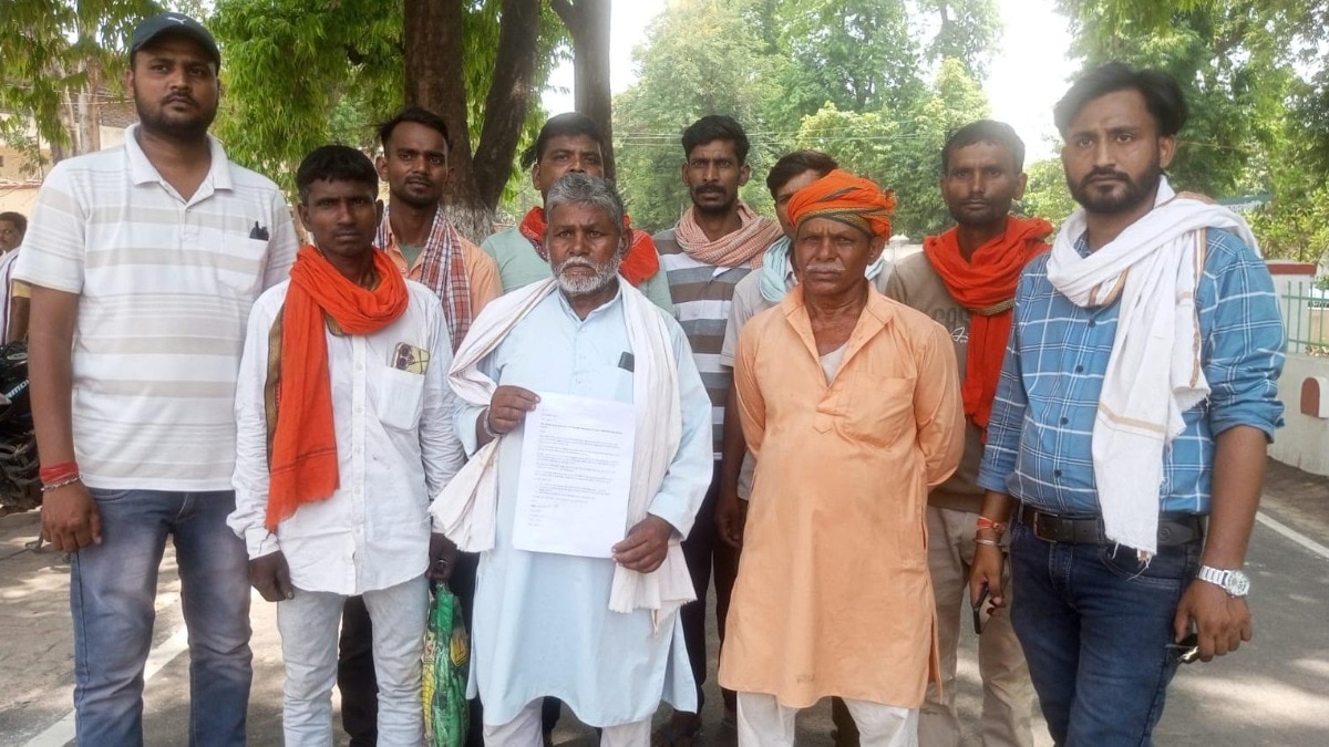 Ballia Boatmen Protest: 2025 की बाढ़ में जान जोखिम में डाल बचाई थी जिंदगी, अब मानदेय के लिए भटक रहे नाविकों ने डीएम को सौंपा पत्र