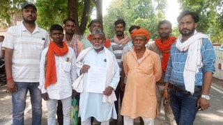 Ballia Boatmen Protest: 2025 की बाढ़ में जान जोखिम में डाल बचाई थी जिंदगी, अब मानदेय के लिए भटक रहे नाविकों ने डीएम को सौंपा पत्र Boatmen Protest Ballia