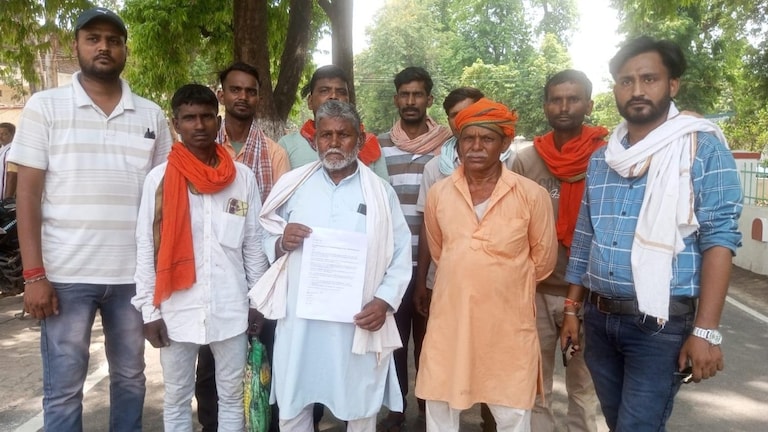 Ballia Boatmen Protest: 2025 की बाढ़ में जान जोखिम में डाल बचाई थी जिंदगी, अब मानदेय के लिए भटक रहे नाविकों ने डीएम को सौंपा पत्र Boatmen Protest Ballia