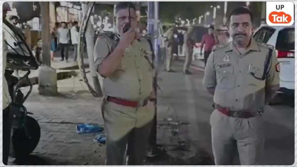 'ACP सदर कहां हैं, हम यहां खड़ें हैं, कॉमन सेंस....', बीच सड़क पर आगरा पुलिस कमिश्नर दीपक कुमार ने दूसरे अधिकारी की जमकर लगा दी क्लास!