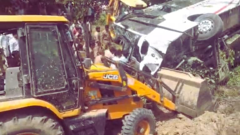 Sitapur Road Accident: सीतापुर में दर्दनाक हादसा: श्रद्धालुओं से भरी बस खड्डे में पलटी, बाइक सवार की मौत, 24 यात्री घायल Sitapur News
