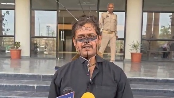 Cockroach Protest Mathura: ‘कॉकरोज’ बनकर नगर निगम पहुंचा युवक, यमुना प्रदूषण के खिलाफ मथुरा में अनोखा प्रदर्शन