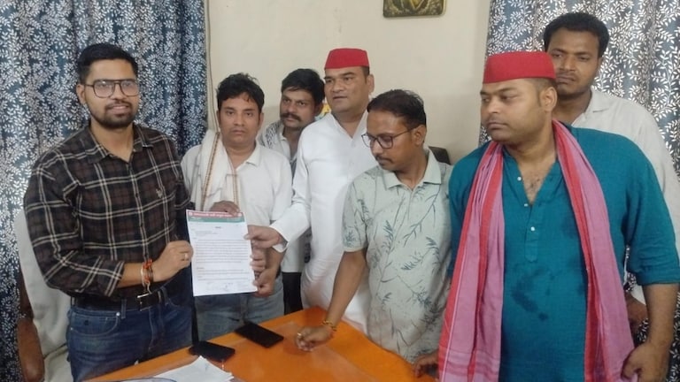 Mathura News: भीषण गर्मी में बिजली संकट पर फूटा गुस्सा: स्मार्ट मीटर और कटौती के विरोध में सपाइयों का धरना Samajwadi Party Protest News