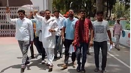 Ballia News: बलिया में जहरीले धुएं का आतंक, जमुआ गांव में कूड़ा जलाने से लोगों का दम घुटा, ग्रामीणों ने DM से लगाई गुहार