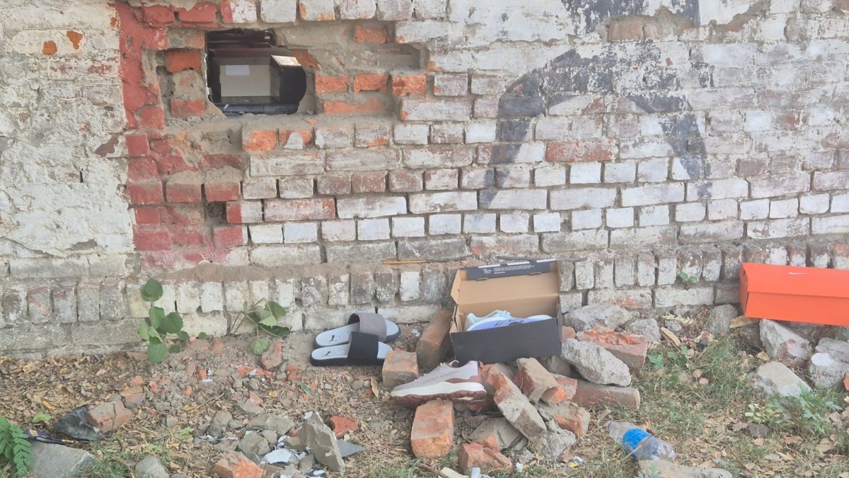 Barabanki Theft News: रामनगर में शूज शॉप का ताला तोड़ लाखों की चोरी, ब्रांडेड जूते-घड़ियां लेकर फरार हुए चोर
