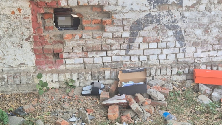 Barabanki Theft News: रामनगर में शूज शॉप का ताला तोड़ लाखों की चोरी, ब्रांडेड जूते-घड़ियां लेकर फरार हुए चोर Barabanki Crime
