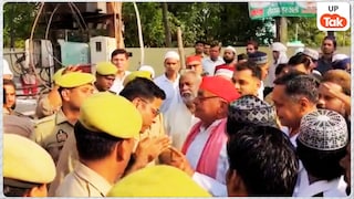 बुलंदशहर में नमाज पढ़ने से रोकने का आरोप लगाकर CO विकास चौहान से भिड़े पूर्व MLA चौधरी होशियार सिंह, हंगामे के बीच पुलिस अधिकारी को जोड़ने पड़े हाथ! Bulandshahr News