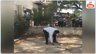 बुलंदशहर कचहरी में ‘नोटों की बारिश’ से मची अफरा-तफरी, बंदर ने बैग से 2 लाख रुपये निकालकर हवा में उड़ाए, लेकिन उसके बाद जो हुआ देख सब हुए हैरान Bulandshahr Monkey Viral Video News