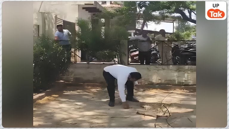 बुलंदशहर कचहरी में ‘नोटों की बारिश’ से मची अफरा-तफरी, बंदर ने बैग से 2 लाख रुपये निकालकर हवा में उड़ाए, लेकिन उसके बाद जो हुआ देख सब हुए हैरान Bulandshahr Monkey Viral Video News