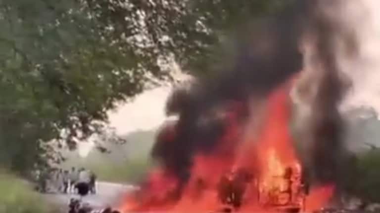 Amethi Road Accident: पिकअप से भिड़ी कार बनी आग का गोला, मां-बेटा गंभीर घायल Amethi Sadak Hadsa