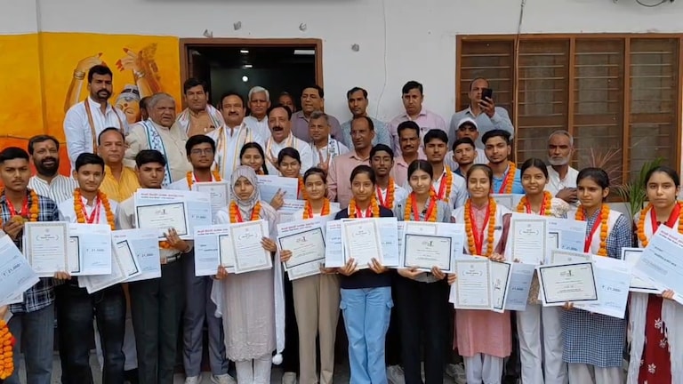 Saharanpur topper honour: सहारनपुर के 22 मेधावी छात्र-छात्राओं को मिला ₹20-20 हजार का इनाम, मेडल और प्रशस्ति पत्र Saharanpur Toppers News