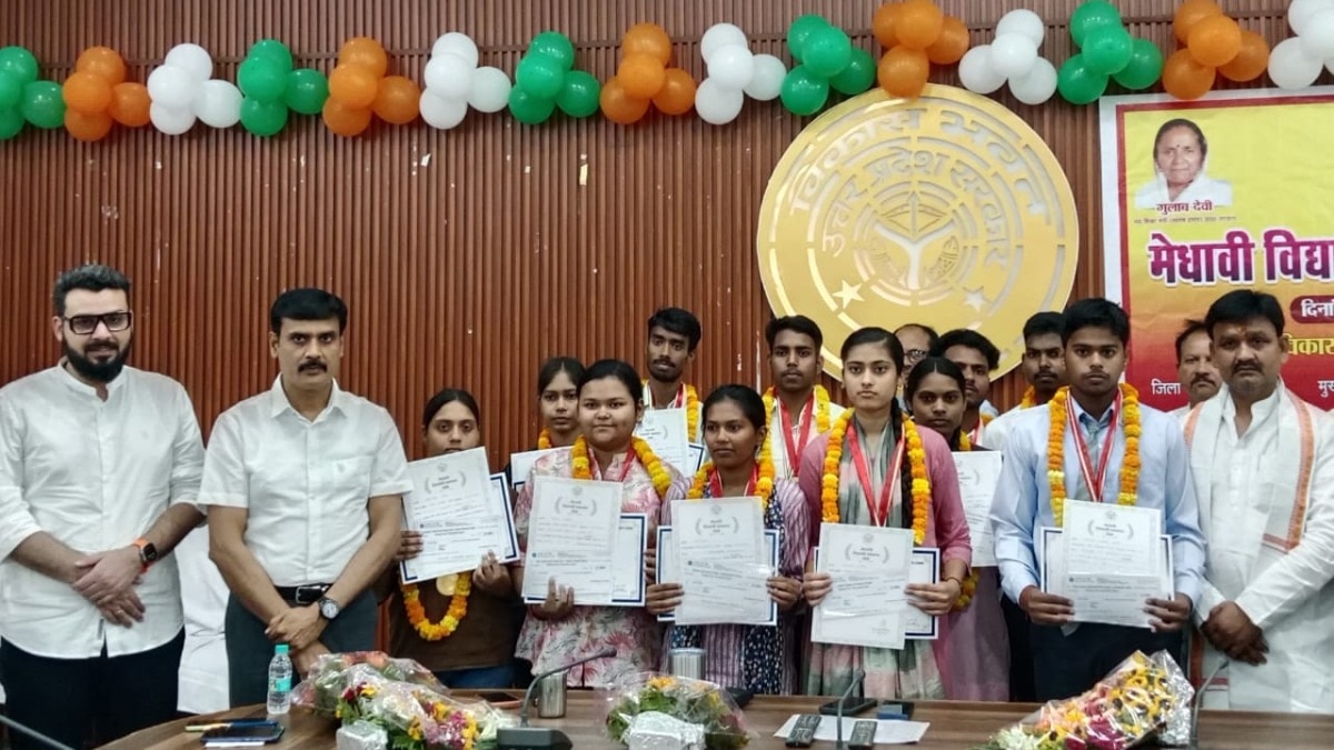  Ballia Topper Students News: बलिया के हाईस्कूल-इंटर टॉपर्स का भव्य सम्मान, मिले ₹21 हजार, पदक और प्रशस्ति पत्र
