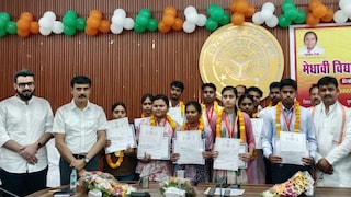Ballia Topper Students News: बलिया के हाईस्कूल-इंटर टॉपर्स का भव्य सम्मान, मिले ₹21 हजार, पदक और प्रशस्ति पत्र Ballia Education News