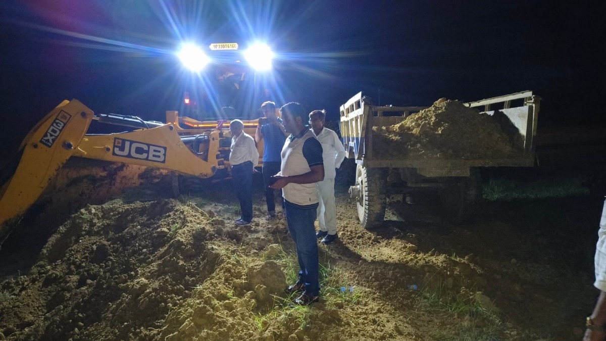  Raebareli News: रायबरेली में अवैध खनन पर आधी रात छापा, SDM ने पकड़ी JCB और 2 ट्रैक्टर-ट्रॉली, माफियाओं में मचा हड़कंप