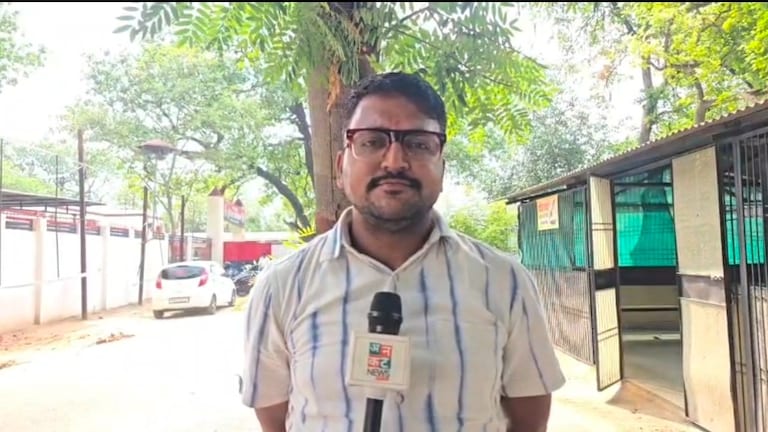 Raebareli Police Controversy: रायबरेली में दरोगा पर वसूली के आरोप, NDPS केस में फंसाने का दावा लेकर एसपी कार्यालय पहुंचा पीड़ित पक्ष Raebareli Extortion Allegation