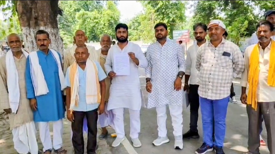 Ballia Flood Alert: गंगा कटान से संकट में नौरंगा गांव, ग्रामीणों ने ठोकर निर्माण तेज कराने की उठाई मांग