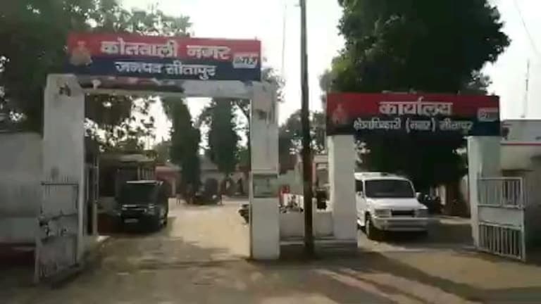 Sitapur Crime News: सीतापुर में महिला दरोगा के सरकारी आवास पर आधी रात हंगामा, आरोपी उपनिरीक्षक गिरफ्तार Sitapur SI Arrested