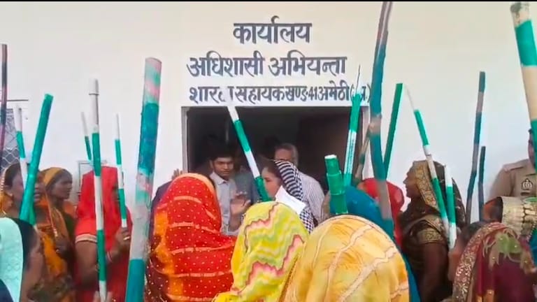 Amethi Farmers Protest: अमेठी में सूखी नहरों पर फूटा किसानों का गुस्सा, महिला किसानों ने नहर विभाग कार्यालय का किया घेराव Amethi Irrigation Water Crisis