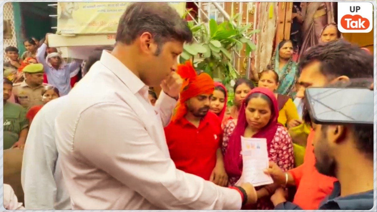 सूर्या चौहान हत्याकांड में पीड़ित परिवार को मिल गई ये सरकारी नौकरी, खुद DM रविंद्र कुमार ने घर जाकर दिया नियुक्ति पत्र