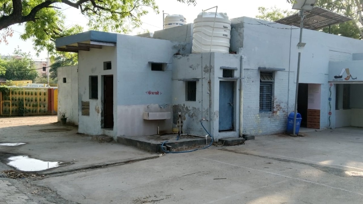Mathura Civic News:  42 डिग्री की गर्मी में विकास खंड कार्यालय में पानी का संकट, महीनों से बंद पड़ा आरओ