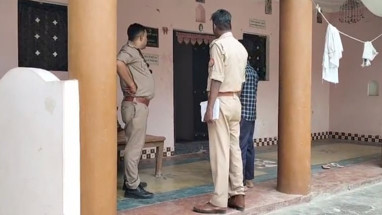 Amethi Death Mystery: अमेठी में प्रेम विवाह का दर्दनाक अंत, फंदे से लटकी मिली विवाहिता, मायके वालों ने लगाया हत्या का आरोप Amethi Crime News