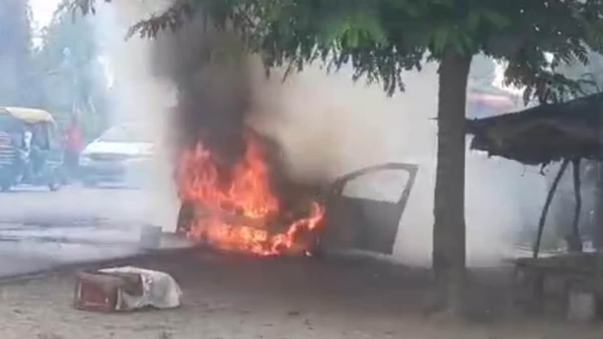 Barabanki Car Fire: बाराबंकी में चलती स्विफ्ट डिजायर बनी आग का गोला, रामनगर हाईवे पर मिनटों में जलकर राख Barabanki Road Accident