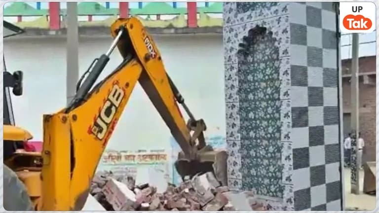 संभल में मस्जिद पर दूसरे दिन हाइड्रा मशीन के साथ बुलडोजर एक्शन जारी, सरकारी रिकॉर्ड में कब्रिस्तान के रूप में दर्ज थी जमीन Sambhal Bulldozer Action News