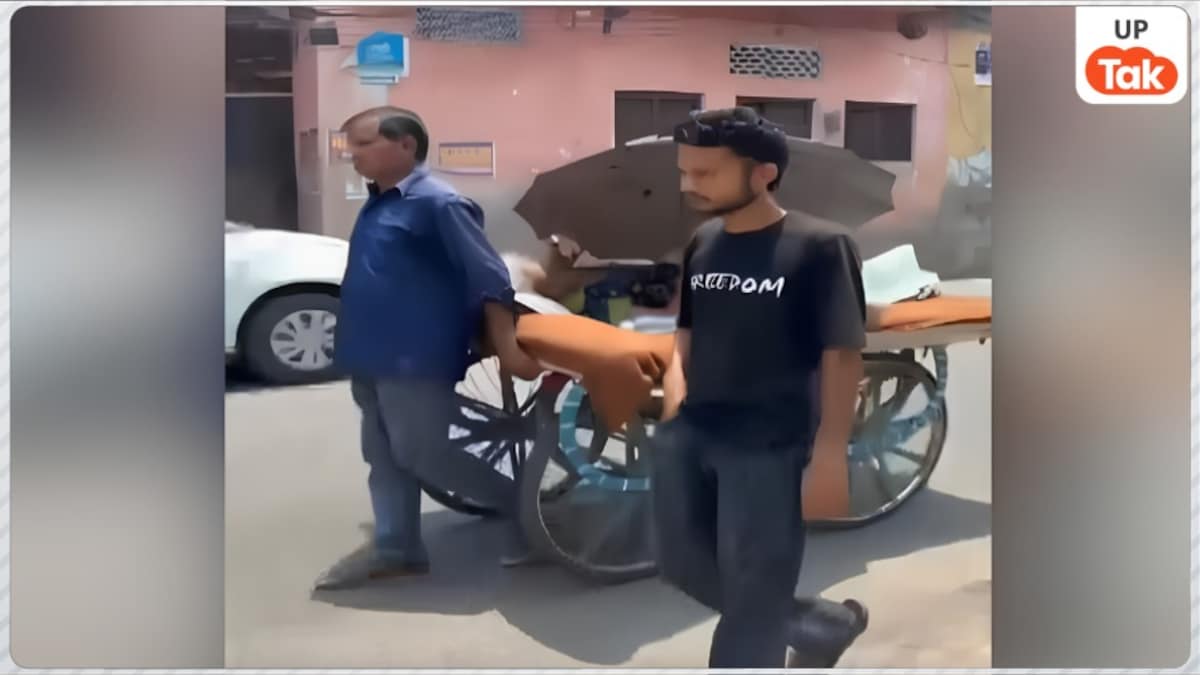 'अगर पेंशन चाहिए तो बैंक उन्हें ही आना पड़ेगा...', फर्रुखाबाद में मैनेजर की बात से परेशान होकर 72 साल की दादी को ठेले पर लिटाकर बैंक पहुंचा पोता Farrukhabad Pension Issue News