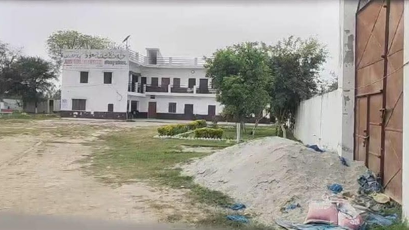 Sitapur News: सरकारी तालाब की जमीन पर अवैध मदरसा, सीतापुर प्रशासन का बड़ा एक्शन, खाली करने का आदेश जारी