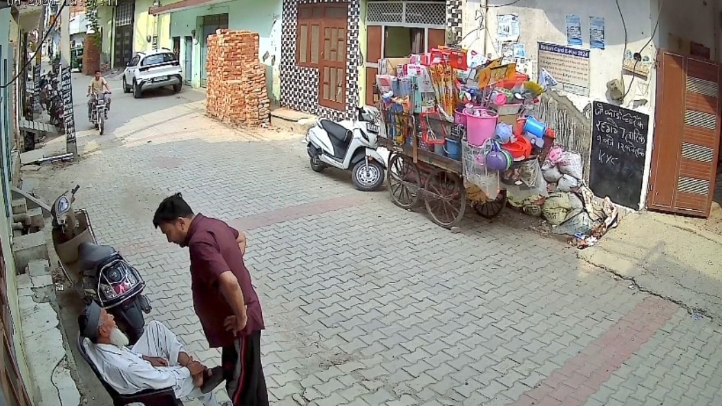 Saharanpur Viral Video: सहारनपुर में बेटे ने बुजुर्ग पिता को बेरहमी से पीटा, VIDEO वायरल होते ही हरकत में आई पुलिस