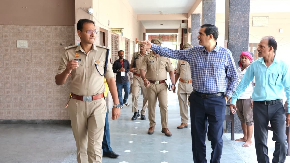UP Police Bharti 2026: UP Police Bharti Exam 2026, मथुरा में हाई अलर्ट, डीएम-एसएसपी ने परीक्षा केंद्रों का किया निरीक्षण, नकल पर रहेगी कड़ी नजर