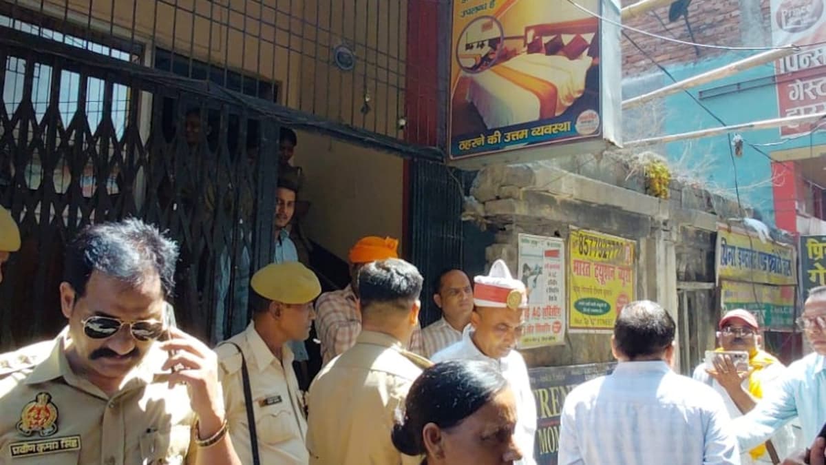 Ballia News: बलिया में अवैध होटल और गेस्ट हाउस पर प्रशासन का बड़ा एक्शन,महावीर लॉज सील, संचालकों में मचा हड़काम Ballia Guest House Raid