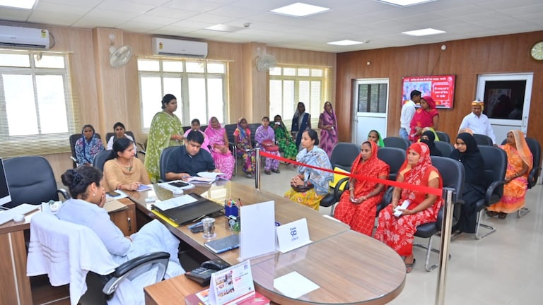 Gonda Women Grievance Redressal: गोंडा में 37 महिलाओं की शिकायतों पर एक्शन मोड में आयुक्त दुर्गा शक्ति नागपाल, एक हफ्ते में रिपोर्ट तलब Gonda News
