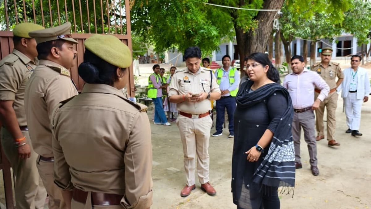 Raebareli Police Recruitment Exam: रायबरेली में सिपाही भर्ती परीक्षा का कड़ा पहरा, पहले दिन 1987 अभ्यर्थी रहे अनुपस्थित UP Police Constable Exam 2026